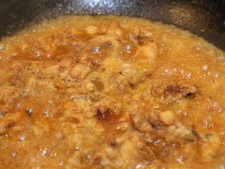 16、酸汤小酥肉,继续煮五分钟。