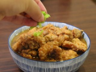 17、酸汤小酥肉,盛起到娃娃菜上,撒一些葱花。