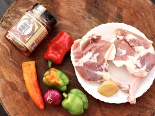 1、腐乳啤酒鸭,首先备齐所有的食材。