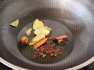 7、腐乳啤酒鸭,锅烧热后，倒入花生油，加入花椒和桂皮，草寇和肉蔻，再加入香叶小火慢慢炸出香味。