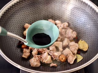 8、腐乳啤酒鸭,放入鸭块后，大火快速翻炒均匀后，加入生抽调味调色。