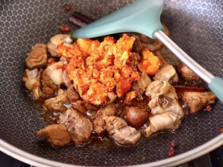 9、腐乳啤酒鸭,这个时候放入腐乳，大火继续快速翻炒均匀。