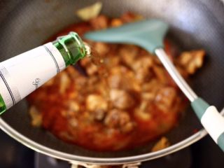 10、腐乳啤酒鸭,锅中倒入啤酒。