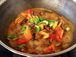 14、腐乳啤酒鸭,看见锅中汤汁快收干炖时候，加入青椒和彩椒。