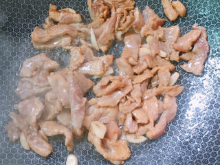9、荷兰豆炒肉片,炒至9成熟,装盘备用。