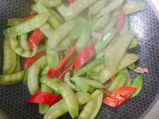 13、荷兰豆炒肉片,放入盐、花椒粉炒熟