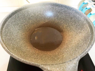 8、蒜泥生菜,炒锅烧热后加入玉米油