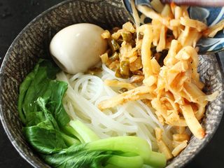 8、正宗柳州螺蛳粉丨大嘴螺,将煮好的青菜，剥好的卤蛋（之前菜谱里有详细介绍），酸笋包、酸豆角萝卜干包、木耳包、腐竹花生包放入之前装有粉的碗中，配料不用煮，不用煮，不用煮