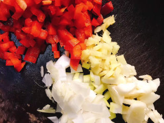 5、椒盐基围虾,辣椒、生姜、大蒜、大葱切碎备用