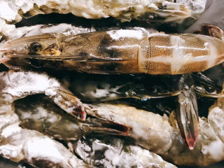 8、椒盐基围虾,拌匀腌制