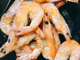 12、椒盐基围虾,炒熟后装盘备用