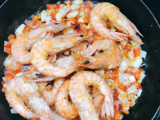 16、椒盐基围虾,放入虾