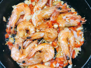 17、椒盐基围虾,放入椒盐粉翻拌入味