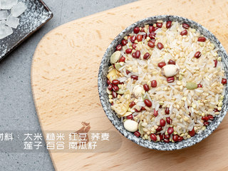 1、忆鹿|糙米莲子粥,准备好食材。