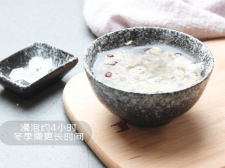 3、忆鹿|糙米莲子粥,加水浸泡约4小时，冬季需更长时间。