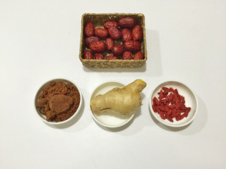 1、红枣生姜红糖水,准备好食材，洗净备用