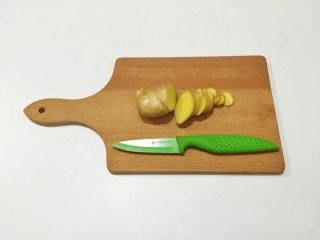 2、红枣生姜红糖水,生姜切片