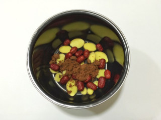 3、红枣生姜红糖水,将生姜、红枣、红糖放入压力锅内胆