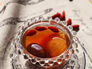 6、红枣生姜红糖水,煮好后撒上枸杞，即可享用