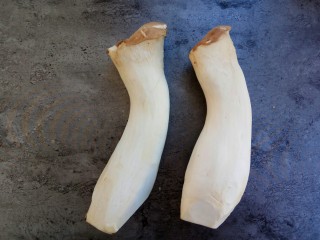 1、#辣味#凉拌手撕杏鲍菇,准备两根杏鲍菇