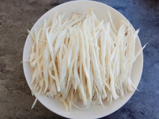 2、#辣味#凉拌手撕杏鲍菇,将杏鲍菇洗干净用手撕成条