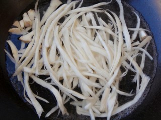 3、#辣味#凉拌手撕杏鲍菇,开水下锅焯熟