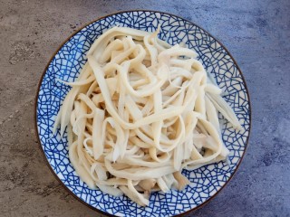 4、#辣味#凉拌手撕杏鲍菇,焯好后捞出备用