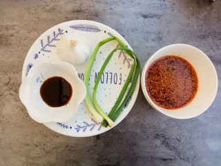 5、#辣味#凉拌手撕杏鲍菇,准备葱蒜、辣椒油、生抽