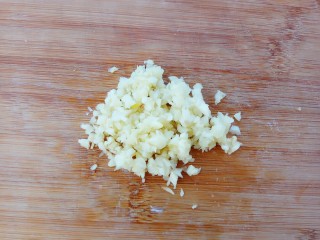 6、#辣味#凉拌手撕杏鲍菇,大蒜切沫