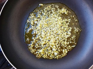 8、#辣味#凉拌手撕杏鲍菇,锅里入少量油,放入大蒜沫炸一下,把蒜香炸出来