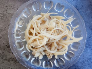 9、#辣味#凉拌手撕杏鲍菇,把杏鲍菇放在一个大碗里