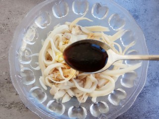 11、#辣味#凉拌手撕杏鲍菇,再放两勺生抽