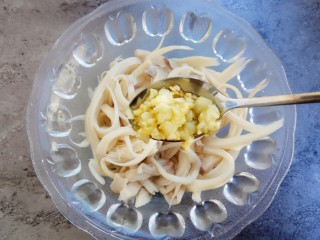 10、#辣味#凉拌手撕杏鲍菇,放入刚炸好的大蒜