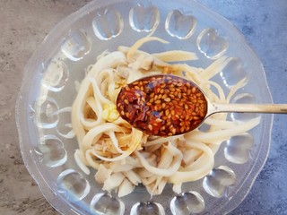 13、#辣味#凉拌手撕杏鲍菇,放入两勺辣椒油