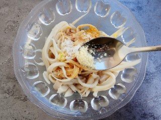 15、#辣味#凉拌手撕杏鲍菇,一点点鸡粉