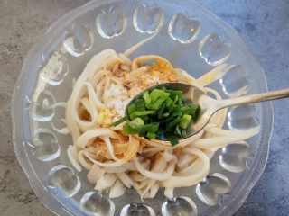 16、#辣味#凉拌手撕杏鲍菇,刚刚切好的葱花