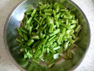 1、芹菜肉片炒粉条,芹菜切小段