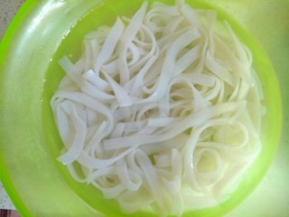 2、芹菜肉片炒粉条,粉条提前泡发,中午做,早起出门前泡上即可