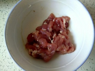 4、芹菜肉片炒粉条,猪肉切片,加入适量生抽适量料酒适量淀粉,搅拌均匀待用