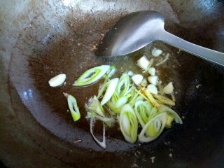 6、芹菜肉片炒粉条,锅中放入葱姜蒜爆香