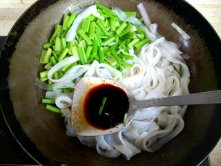 8、芹菜肉片炒粉条,加入适量生抽翻炒粉条