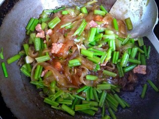 10、芹菜肉片炒粉条,大火翻炒均匀即可