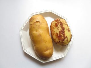 1、果子版开胃的素糖醋排骨,准备好土豆和莲藕各一份