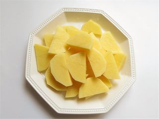 2、果子版开胃的素糖醋排骨,土豆切片放在蒸锅里蒸熟取出放凉