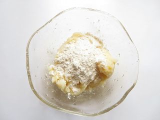 4、果子版开胃的素糖醋排骨,土豆泥加入少量面粉、糯米粉和成面团 