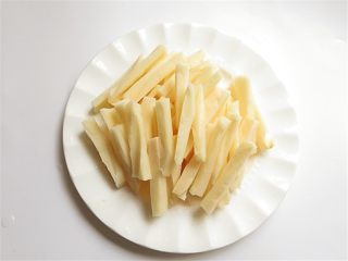 6、果子版开胃的素糖醋排骨,在醒面的时间里，将藕切成条状