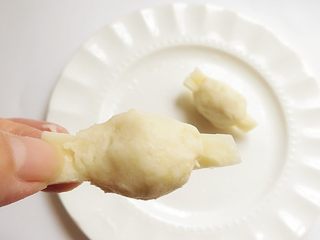 7、果子版开胃的素糖醋排骨,醒好的面团分成若干份，每份包在藕条中间，像排骨一样造型