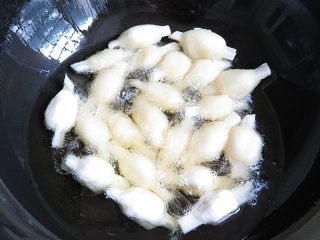 8、果子版开胃的素糖醋排骨,锅烧热，倒入200毫升的油，调至中小火放入素排骨煎炸