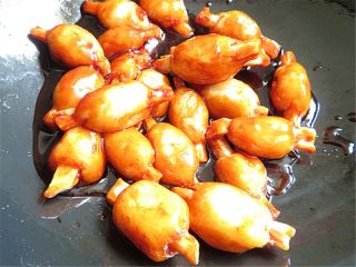 11、果子版开胃的素糖醋排骨,另起一锅烧热注入少许油，放入冰糖翻炒熬微微黄，再加入番茄汁一起熬十几秒钟，不要熬得时间太长，熬过头会很苦的哟