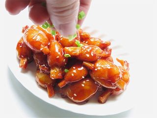 12、果子版开胃的素糖醋排骨,裹色均匀后关火出锅装盘，洒上白芝麻和葱花点缀即可